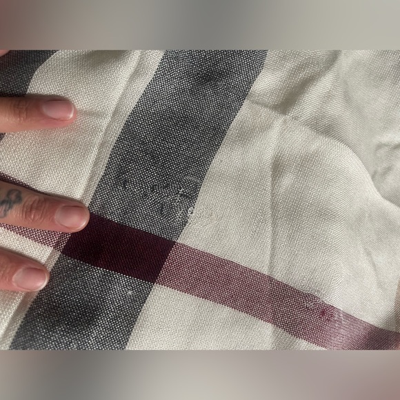 Burberry Scarf soft silk,cashmere. - Picture 4 of 6